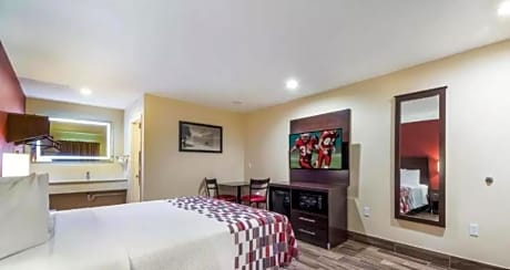 Deluxe King Room - Disability Access/Roll In Shower - Smoke Free