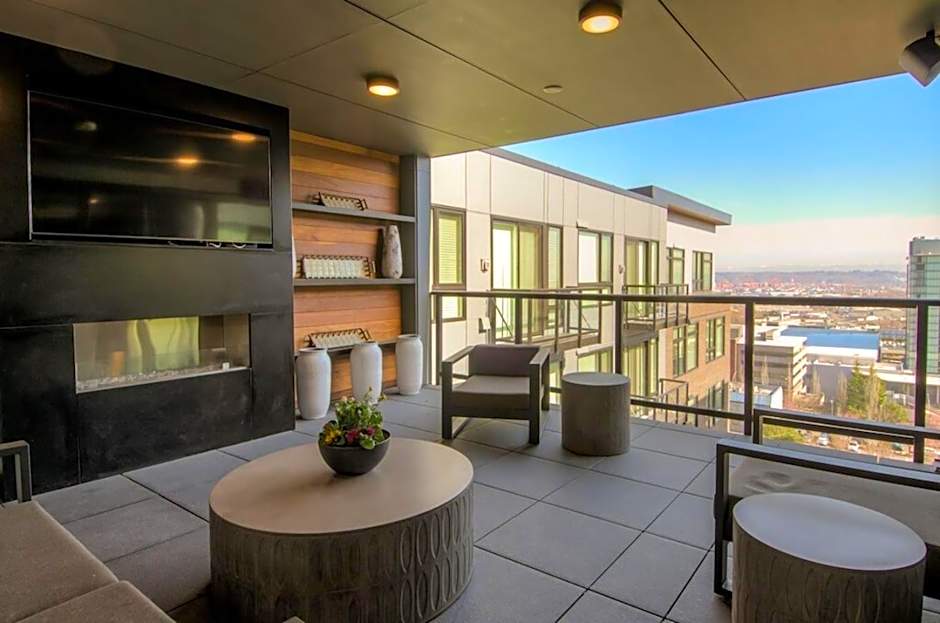 Paid Garage Parking- King Bed-balcony Wd 55" Tv