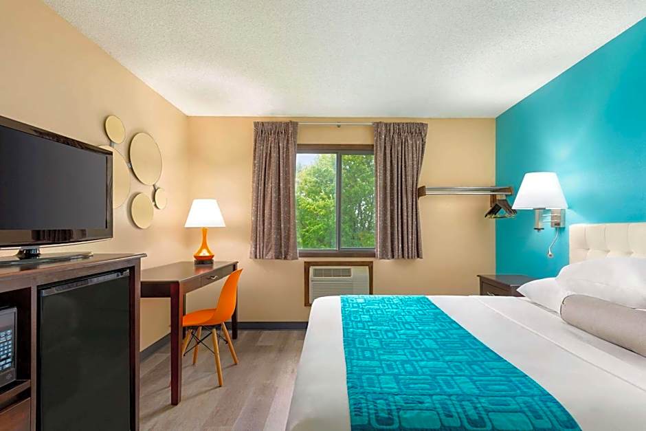 Howard Johnson by Wyndham Waterloo/Cedar Falls