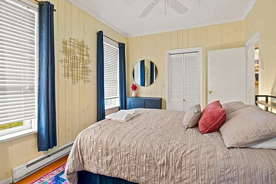 Walk To Parks, Dining & Lake! Game Room! Hot Tub!