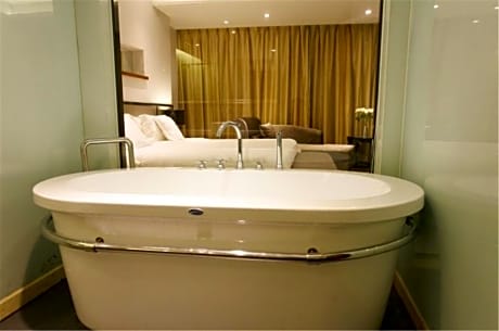 Deluxe King Room - Non-Smoking