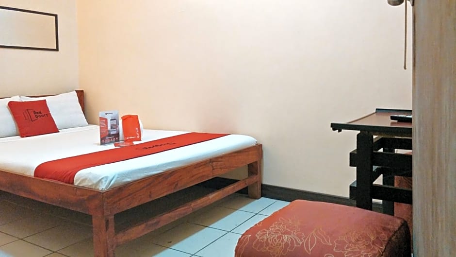 RedDoorz Near Baclay Drive Super Metro