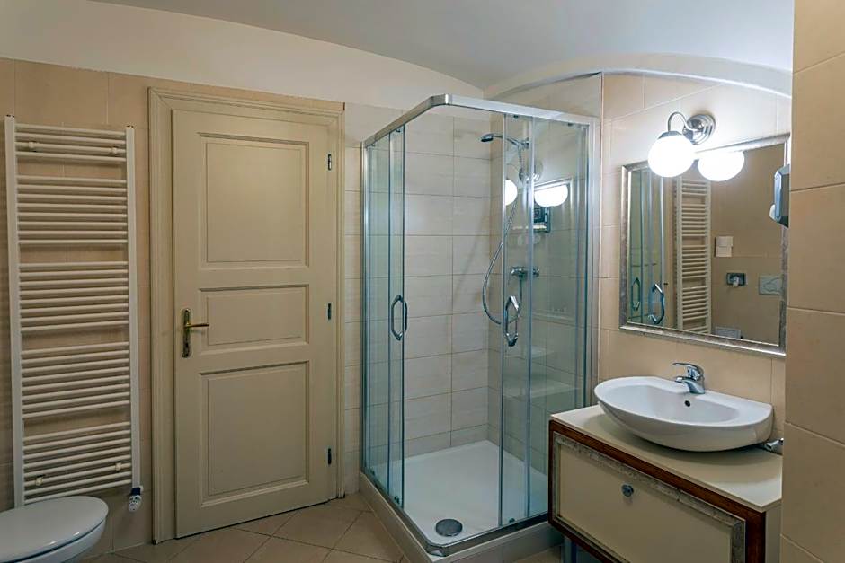 Three Golden Crowns Apartments