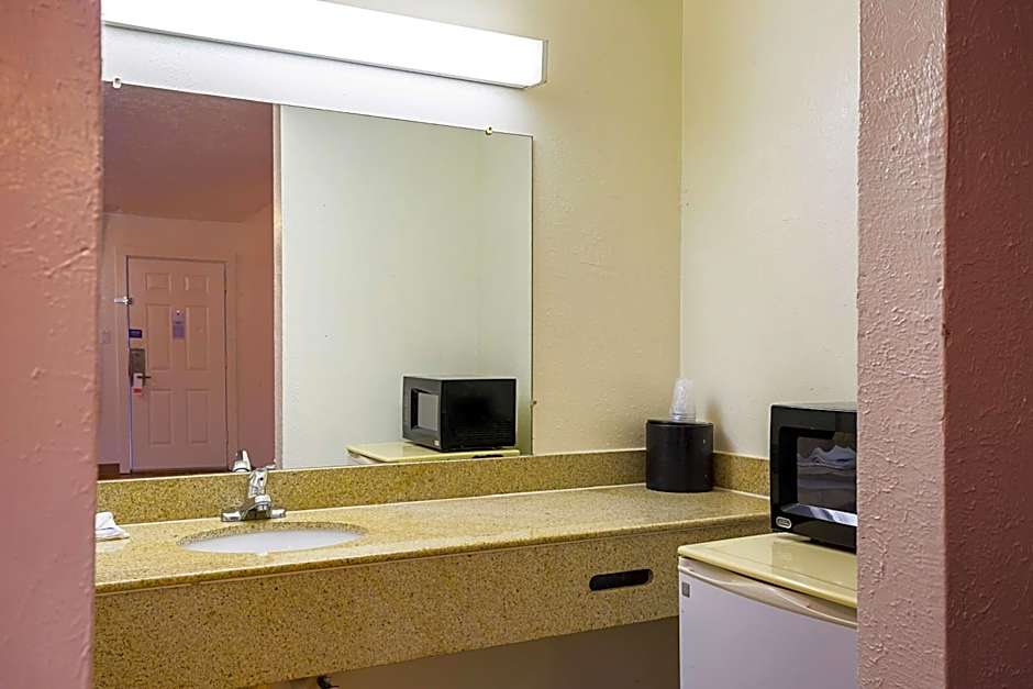 Motel 6-Madisonville, TX
