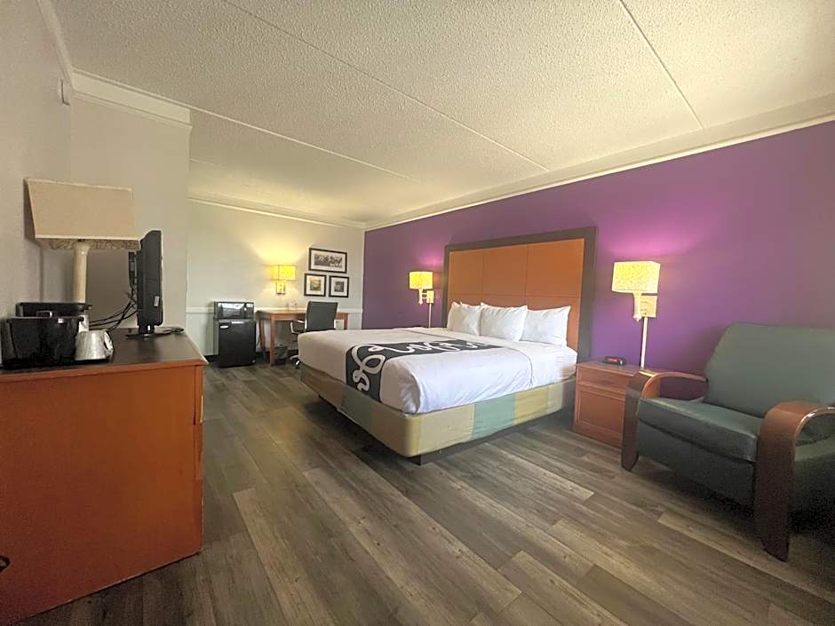 La Quinta Inn & Suites by Wyndham Mid-City