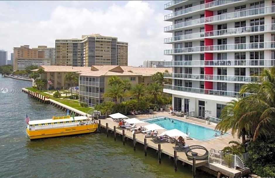 Stunning Penthouse Suite Waterfront 2BD 2BA