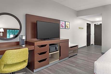 King Room with Accessible Tub - Mobility and Hearing Access/Non-Smoking