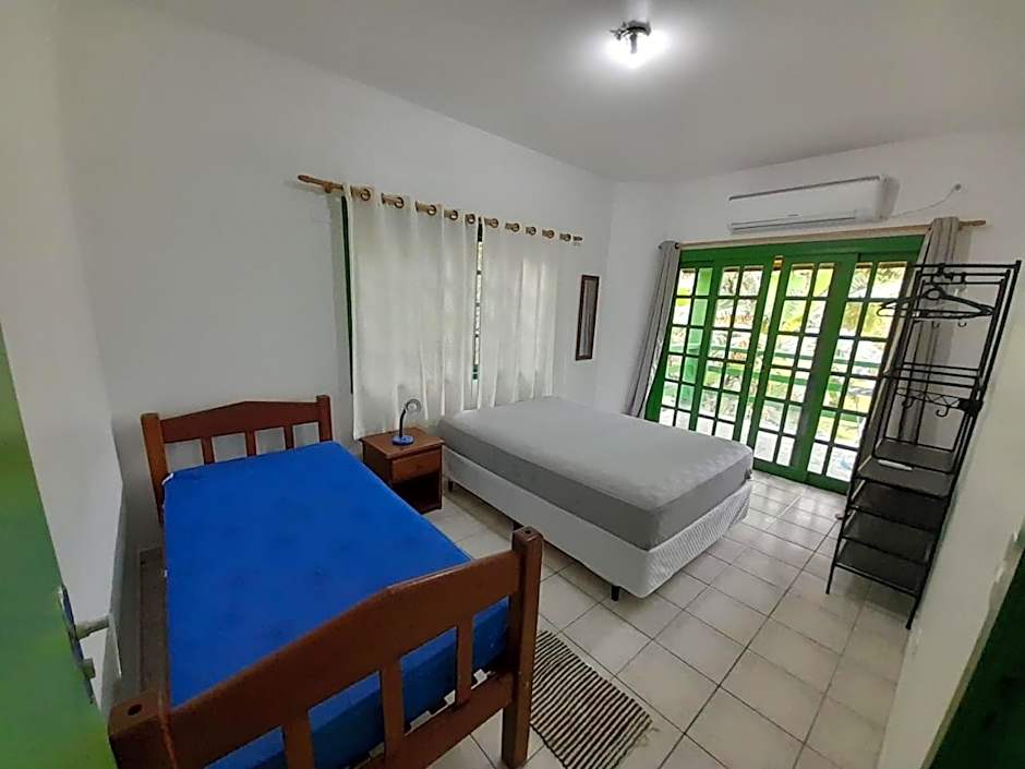 Flor Casa 2 dorms com ar, churrasqueira, cond fech, piscina