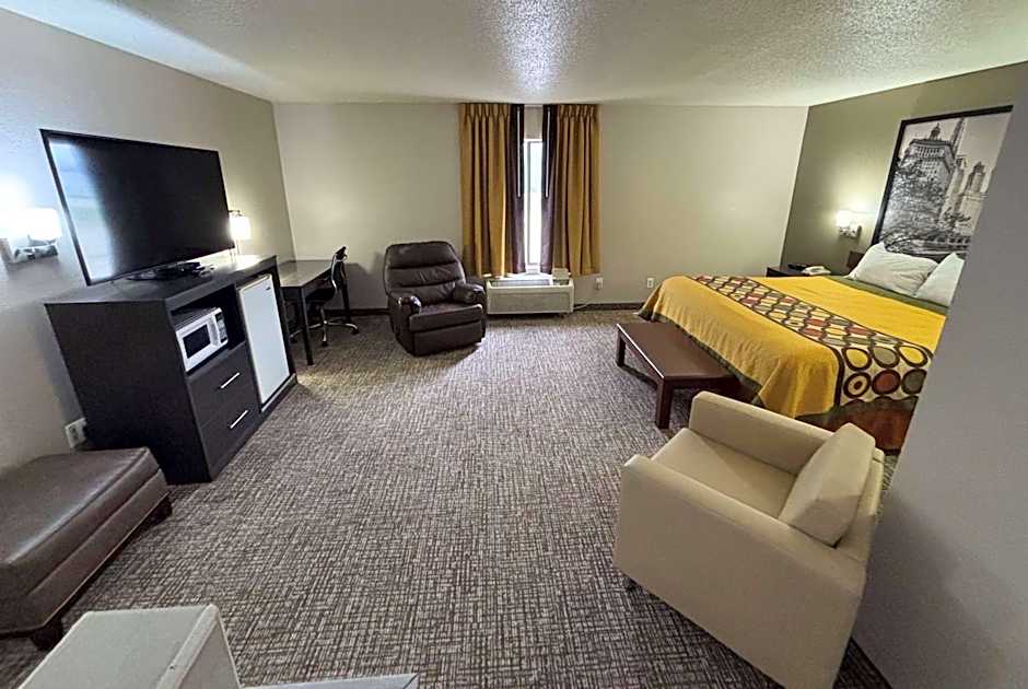 Super 8 by Wyndham Marshall