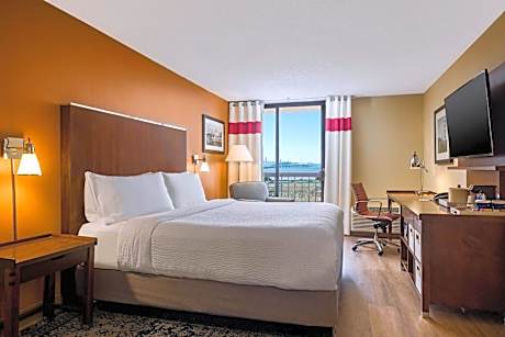 Guest room, 1 King, Bay view, Balcony