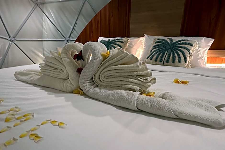Glamping @ Pebbles & Fins