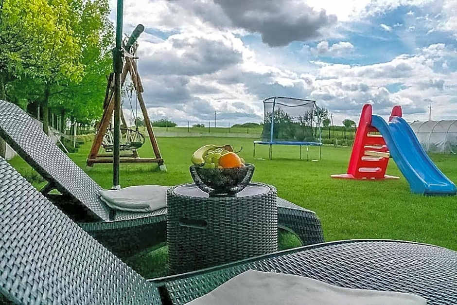 Biały Jeleń z basenem i jacuzzi