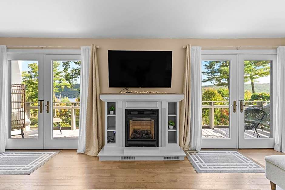 Canandaigua Lake Retreat with view and private beach access, foliage, hike, and Ski