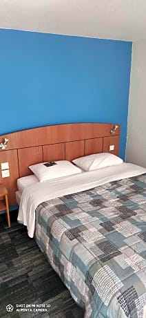 Standard Room - 1 Double Bed 1 Junior Bed Up To 10 Years