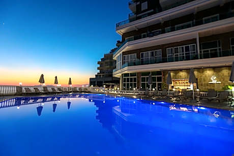 Toto Hotel & Apartments