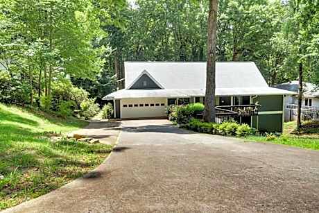 Modern Luxe Family & Groups Friendly Bungalow with Patio & Workspace