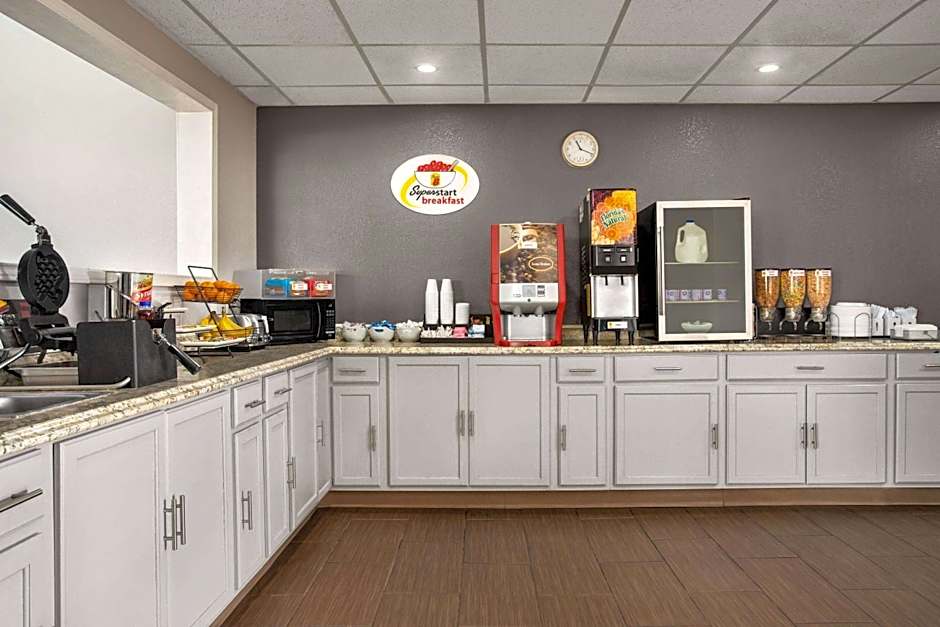 Super 8 by Wyndham Gainesville TX