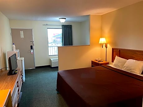 King Suite with Whirlpool - Top Floor/Non-Smoking