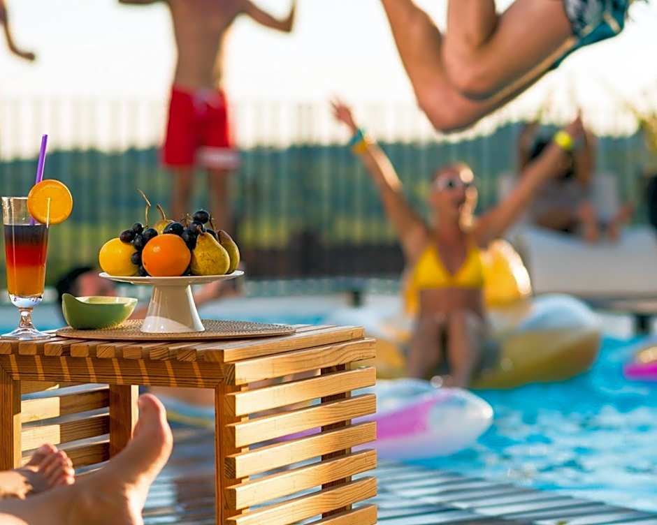 Topazio Vibe Beach Hotel & Apartments