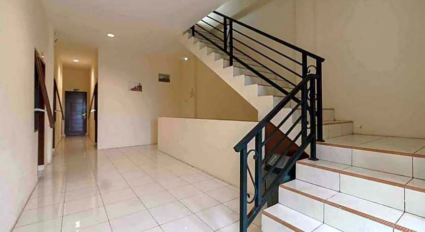 RedDoorz near RS Adam Malik Medan 2