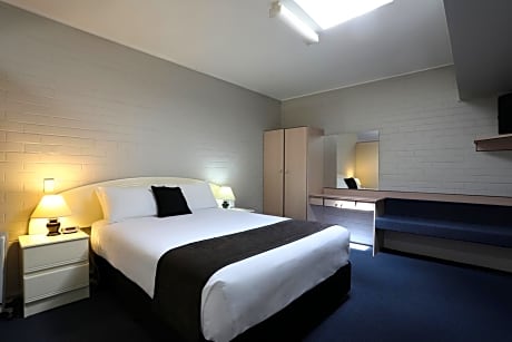 Queen Room with Three Single Beds - Non-Smoking