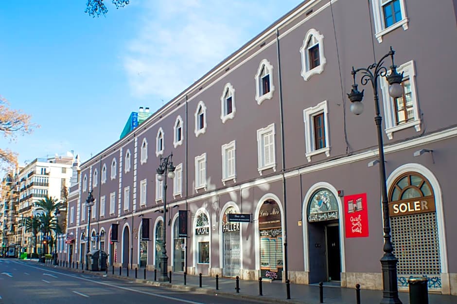 Quart Youth Hostel & Apartments