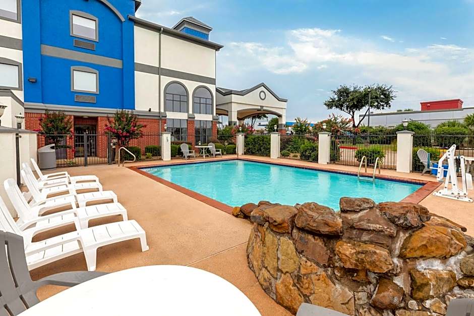 Days Inn & Suites by Wyndham Sam Houston Tollway