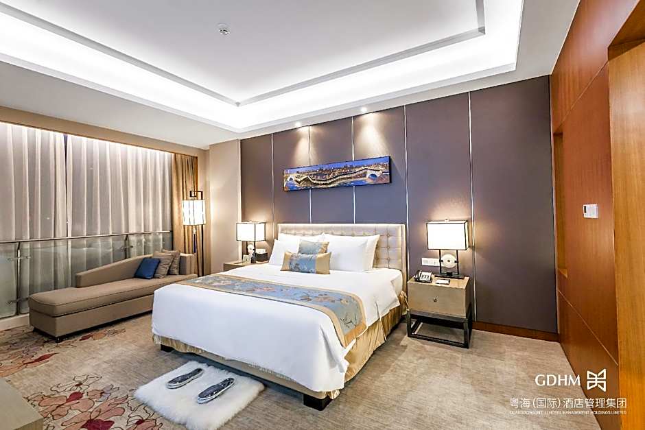 The Thousand Lantern Lake Hotel