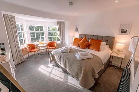 dirham two bedroom-deluxe-suite-ensuite with shower-river view