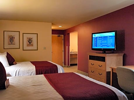 Suite - 4 Queen Beds, Non-Smoking, Family Room, 2 Flat Screen Tvs, Microwave And Refrigerator, Wi-Fi, Full Breakfast