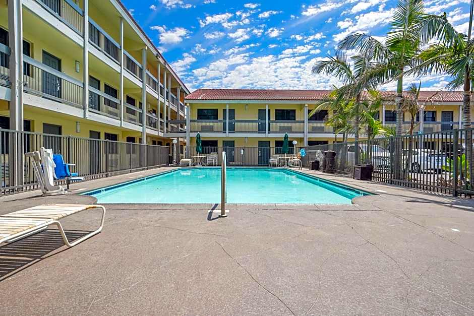La Quinta Inn by Wyndham Costa Mesa / Newport Beach