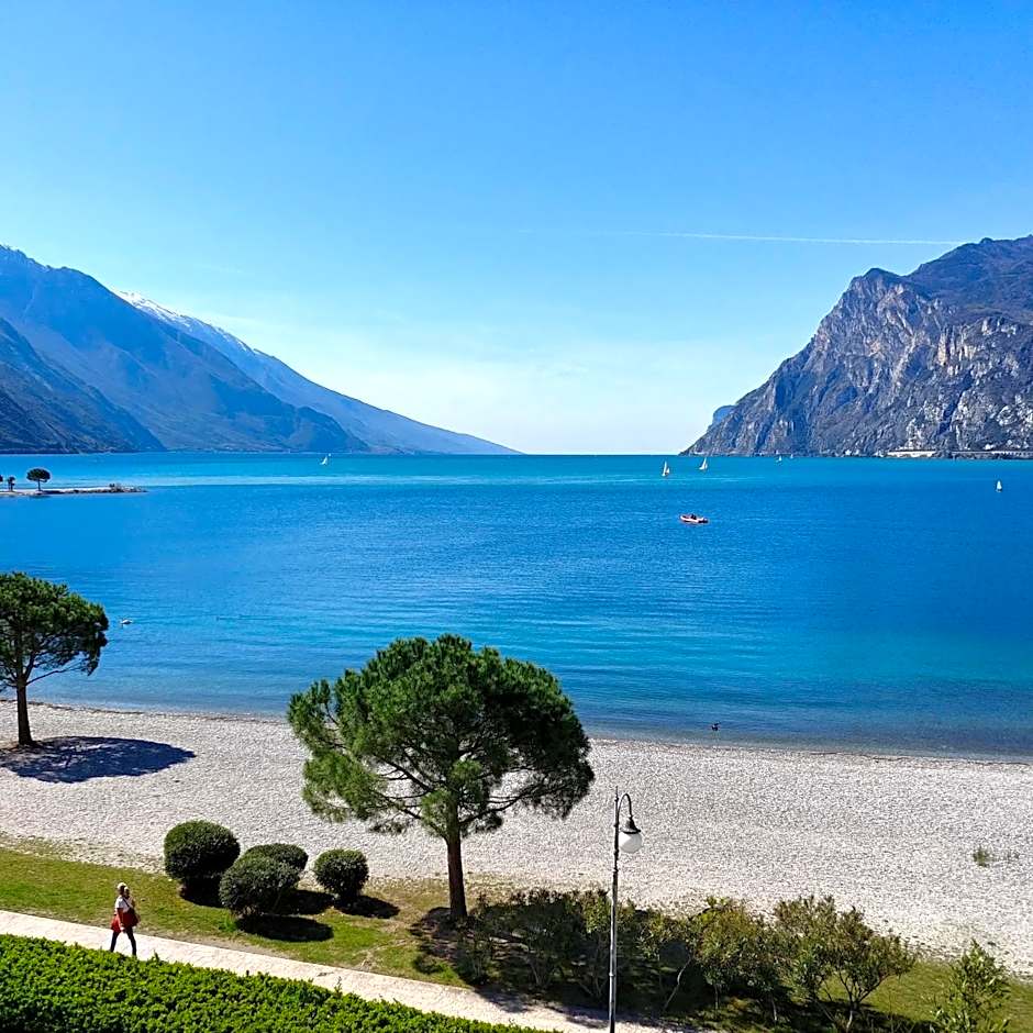 Hotel Baia Azzurra - Lake Front