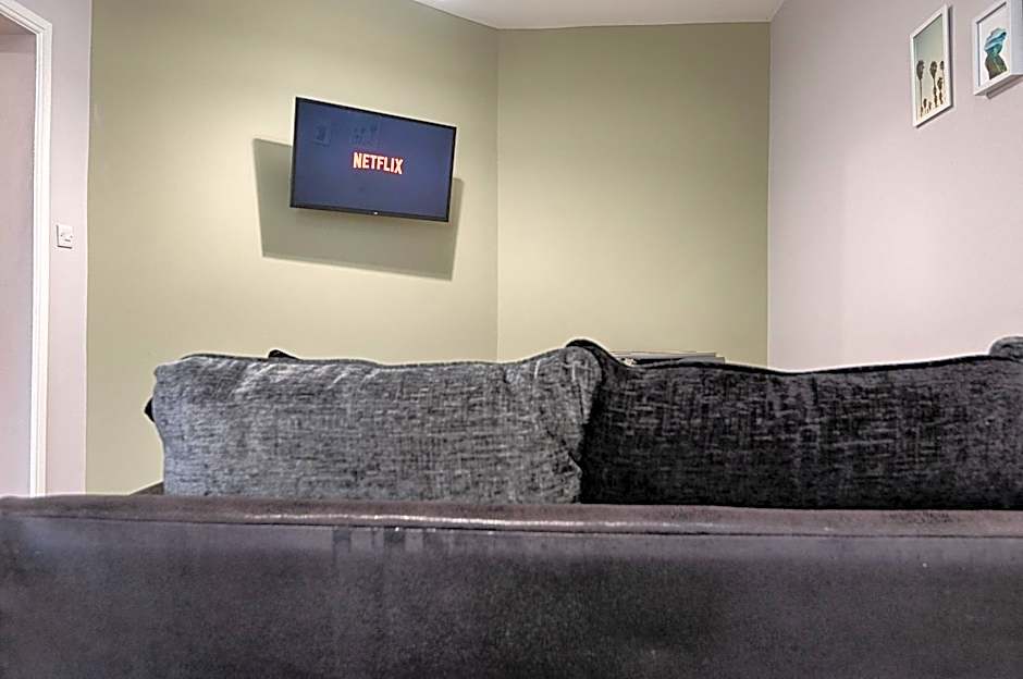 Contractor Base - Kitchen - Parking Included