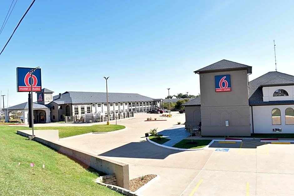 Motel 6-Brenham, TX