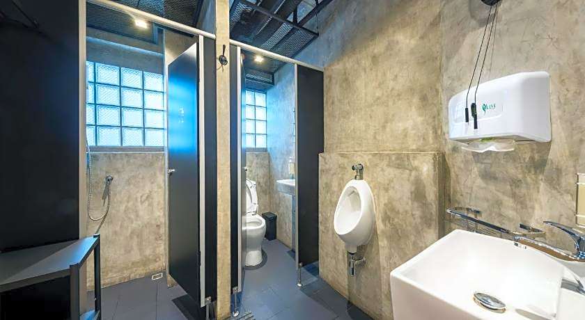 Siam Subway Hostel and Cafe