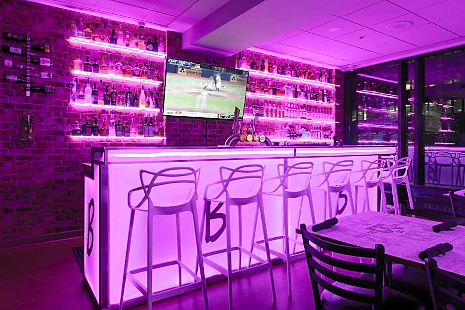 Travelodge by Wyndham Montreal Centre