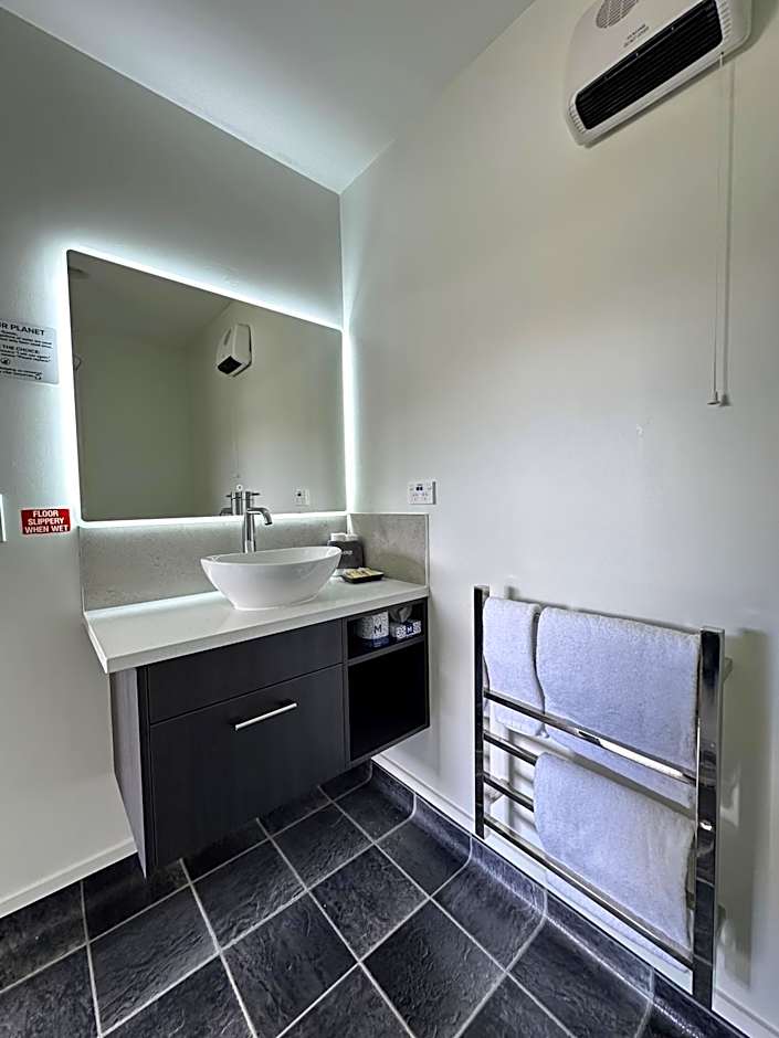 Baycourt Lakefront Motel