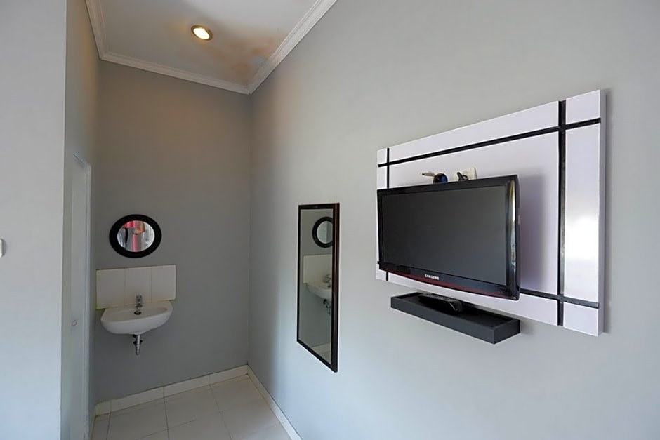 RedDoorz near Solo Square 3