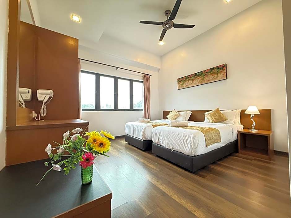 High Level Floor -- The Retreat Mountain & Sunrise view, Hilltop Hotel Apartment in Cameron Highlands