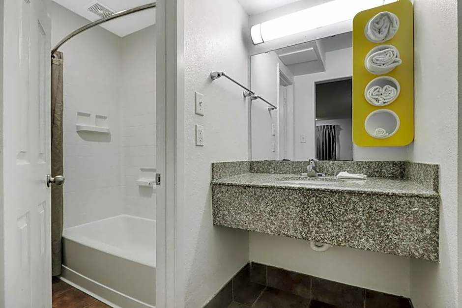 Motel 6-Bryan, TX - University Area
