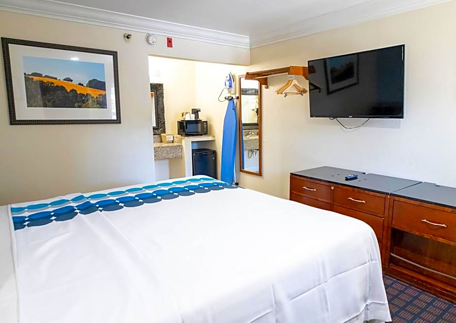 Baymont by Wyndham College Park Atlanta Airport South