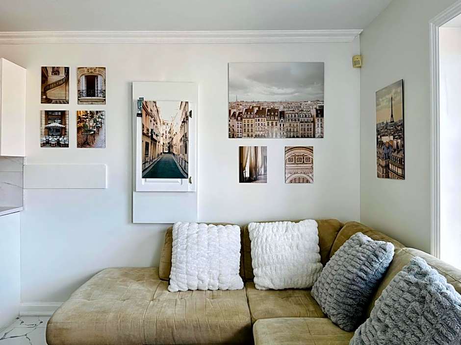 2BR 1BA Guest Suite with King Bed - Free Parking - Renfrew Station - Central Location