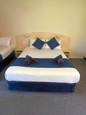 Outback Quarters Motel Hay and Restaurant