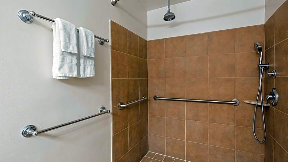 Best Western Plus Coastline Inn