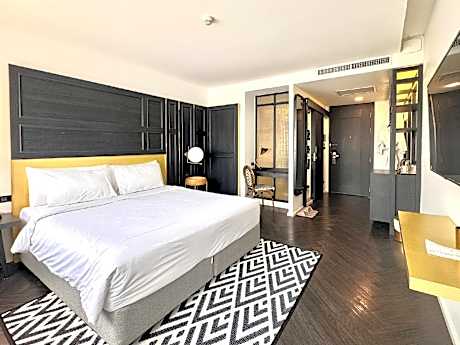 Deluxe King Pool View