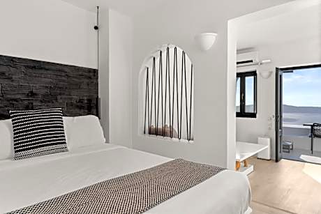 Honeymoon Suite with Outdoor Jetted Tub and Caldera View