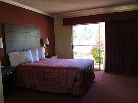 1 King Bed Non-Smoking (No A/C)