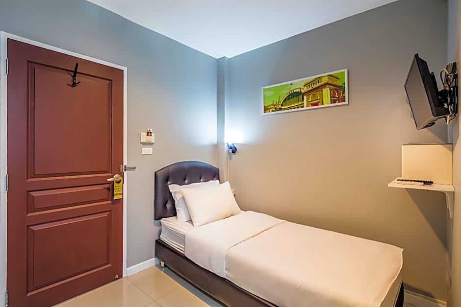 At Hua Lamphong Hotel