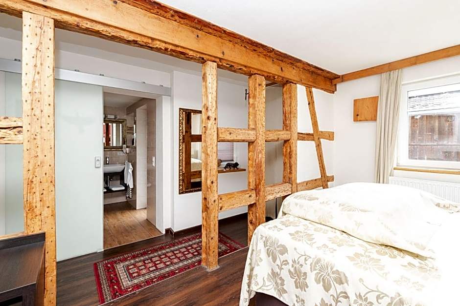 Foto 1 dari 8 — Double Room