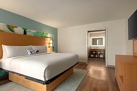 King Suite with Pool View - Non-Smoking